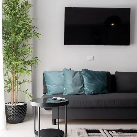 Byron Luxury Apartments Aigio Room photo